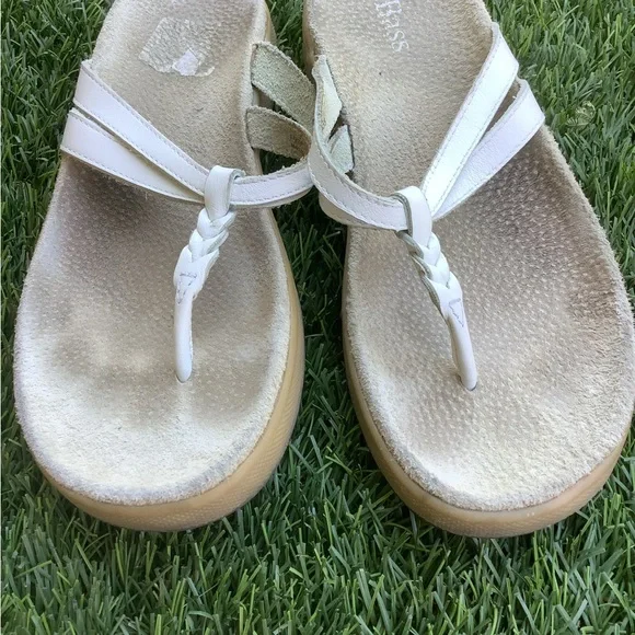 Bass Tan and White Sandals Classic Flip-Flop Style - Picture 3 of 4